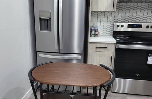 Northwest Calgary Apartment | New Luxury 2 Bedroom + Den Suite NW Calgary