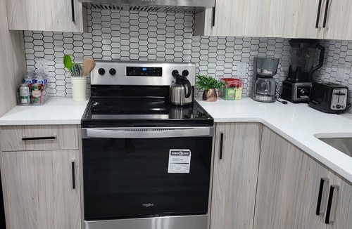 Northwest Calgary Apartment | New Luxury 2 Bedroom + Den Suite NW Calgary