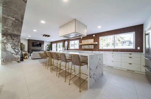 Northwest Edmonton House | *NEW*Luxury Retreat*Hot Tub*King Beds*A/C