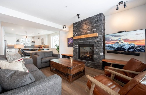 Silver Star Mountain Ski Chalet | NEW Luxury View Duplex on The Ridge – Ski-In/out with lots of extras!