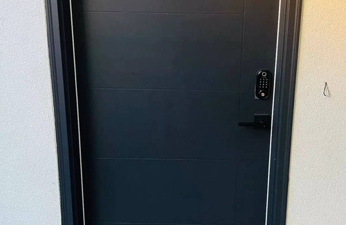 Surrey House | New & Modern 1 bedroom suite near beaches & border