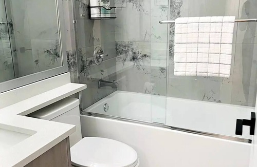 Surrey House | New & Modern 1 bedroom suite near beaches & border