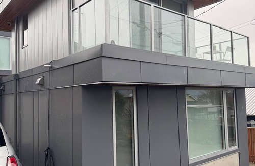 Hastings House | NEW MODERN GUESTHOUSE IN THE HEIGHTS with deck and incredible views