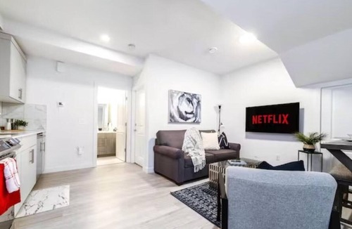 Leduc County House | NEW - Modern Suite - King Bed/Netflix/Sleeps 4/Clean!
