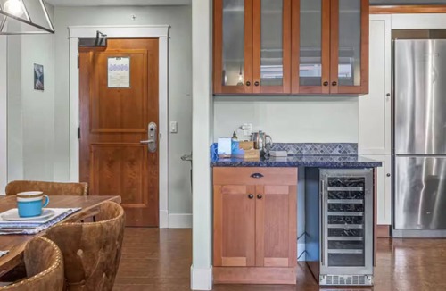 Cougar Creek Apartment | New on Market: Panorama View Penthouse w. One King Suite