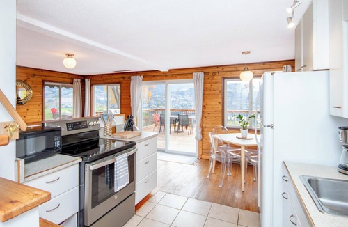 Okanagan-Similkameen Cabin | New! Renovated Pickers Cabin with beautiful views !