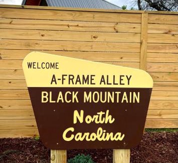 Black Mountain Ski Chalet | New Scandi-camp A-Frame, Hot Tub, Views, Walk Downtown