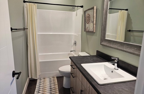 Salmon Arm Apartment | New suite with lake view