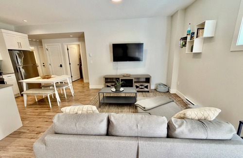 Surrey Apartment | New White Rock Suite Close to Pier and Border