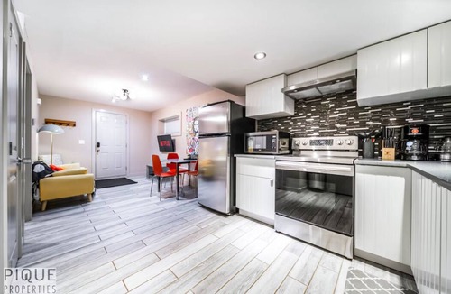 Southeast Edmonton House | ★NEW★Chic Suite★King Bed☀ Patio★Netflix★WiFi✔Clean