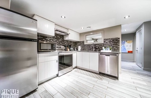 Southeast Edmonton House | ★NEW★Chic Suite★King Bed☀ Patio★Netflix★WiFi✔Clean