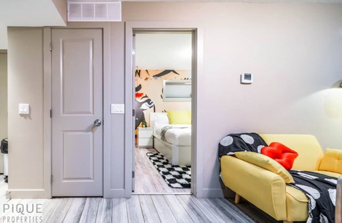 Southeast Edmonton House | ★NEW★Chic Suite★King Bed☀ Patio★Netflix★WiFi✔Clean