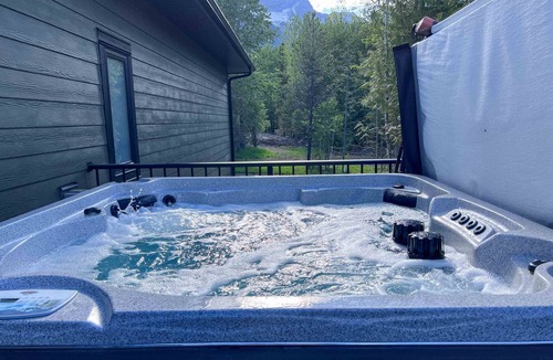 Fernie Ski Chalet | Newly Built 2 Bedroom with Private Hot Tub