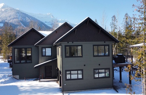 Fernie Ski Chalet | Newly Built 2 Bedroom with Private Hot Tub