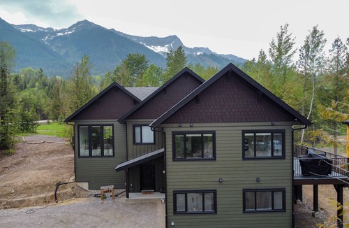 Fernie Ski Chalet | Newly Built 2 Bedroom with Private Hot Tub