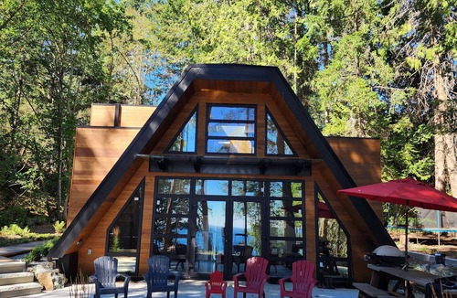 Stephenson Point Cottage | Newly built Grand Cedar Lodge on the Straight of Georgia.