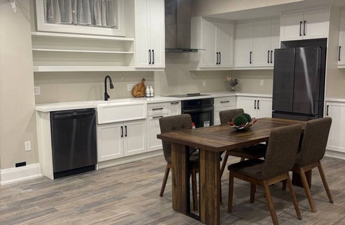 Englemount - Lawrence Apartment | Newly Decorated Family-friendly Home Comfortable & Modern Midtown, TTC Shopping