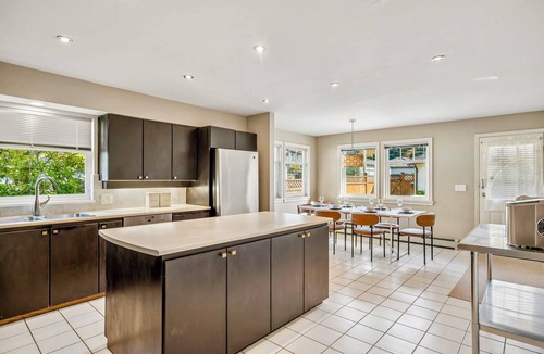 South Cambie House | Newly furnished, tastefully decorated Vancouver home-sleeps 10, close to transit