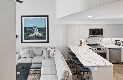 Silver Star Mountain House | Newly renovated condo in Pinnacles - BBQ, hot tub, laundry, bike to your door