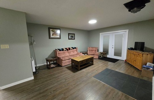 Stewart House | NEWLY RENOVATED! Cozy Mountain View Home with Fenced Back yard and Fire Pit.