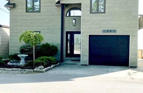 Leamington House | Newly Renovated! Paradise Point Lake House