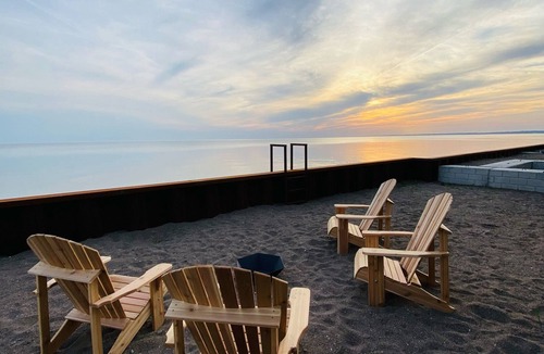 Leamington House | Newly Renovated! Paradise Point Lake House