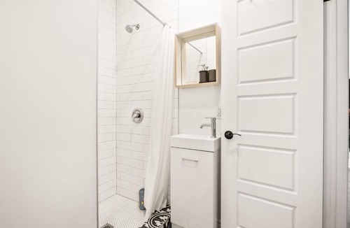 Mile End Apartment | Newly renovated studio the heart of mile end