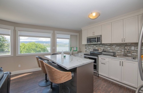 Vernon House | Newly renovated with Lakeviews, big yard, minutes to Silver Star/Golf/Wineries.