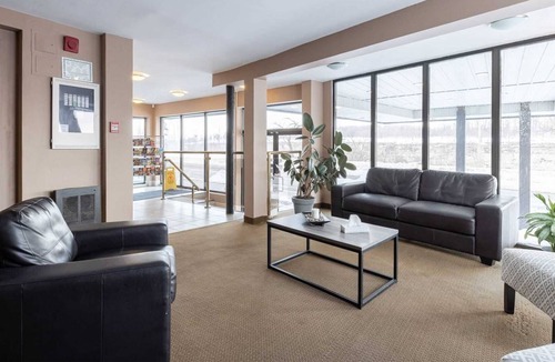 Silvertown Hotel | Niagara River Hotel with Pool- 4 Bedrooms Group