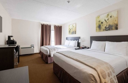Silvertown Hotel | Niagara River Hotel with Pool- 4 Bedrooms Group