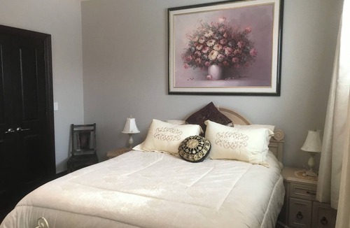 Fort Erie Bed & Breakfast | Niagara River Idyll Luxurious Queen with own bathroom