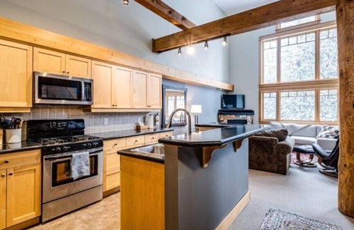 Rossland Condo | Nicely appointed 3 Bedroom, 2 Bath Condo. Sleeps 8, 5 Minute walk from RED.