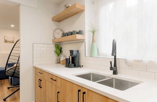 Crescent Heights Apartment | Nordic Heights YYC, Sauna + Hot Tub, Group Stay and close to Downtown