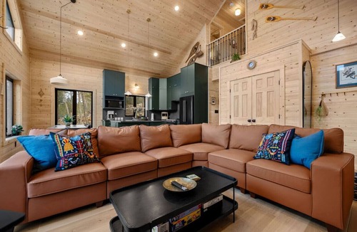 East Kootenay House | Nordic Nest | Barrel Sauna | Fireplace | Fire Pit