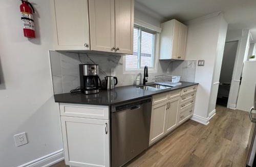 Barrie House | North Barrie !C Cozy and Spacious Private Bedroom with Shared Bathroom
