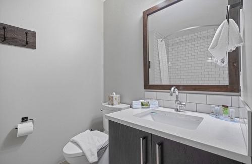 Canmore Hotel | Northwinds | Deluxe Queen