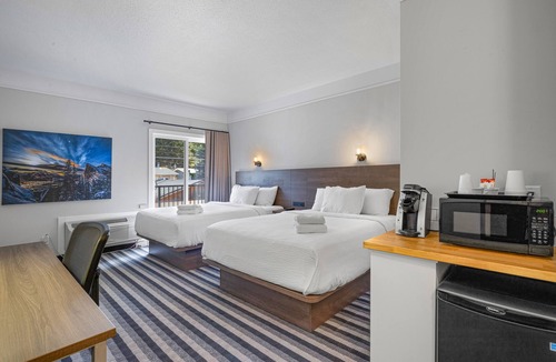 Canmore Hotel | Northwinds | Double Queen + King Adjoining Room
