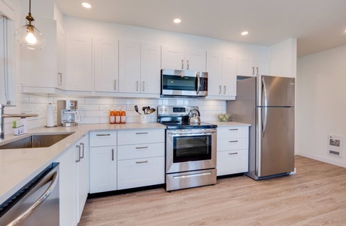 Roberts Creek House | *Ocean Beach - New elegant private 2 bdr suite by the sea*
