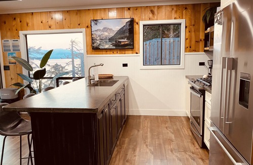 Pender Island Cabin | Ocean, Islands, Mountain View. Ferry & boat traffic. Hot tub. Private & gated.