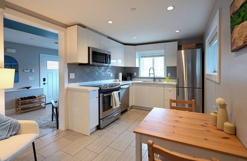 Hastings House | Ocean + Mountain Views 🌊🏔 Walk to FanFest/Ocean | Sleeps 6 | Free Parking