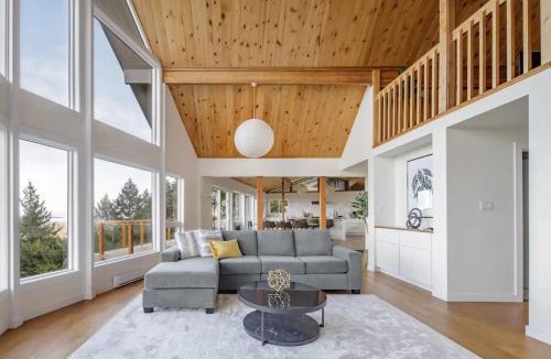 Regional District of Nanaimo House | Ocean's Embrace Suite
