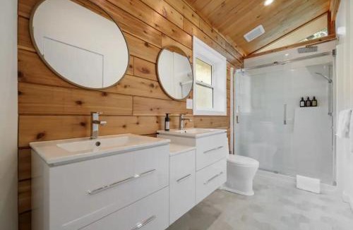 Regional District of Nanaimo House | Ocean's Embrace Suite