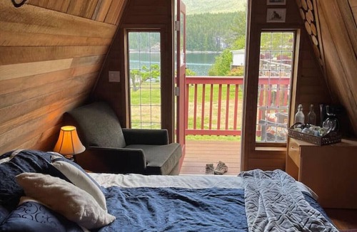 Powell River Cabin | Ocean view cabins at the laughing oyster restaurant