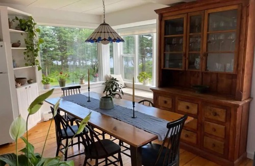 Canoe Cove House | Oceanfront 3-bedroom with beach and hot tub
