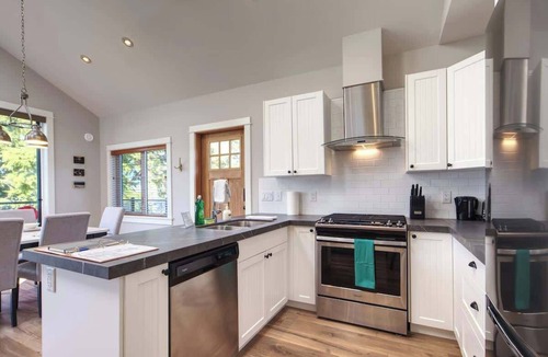 Port Renfrew House | Oceanfront & Amazing Views - Pet Friendly - 2bdrm