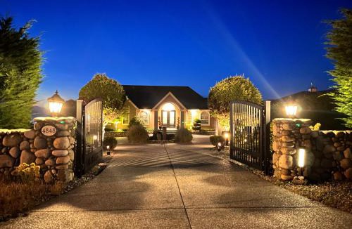 Regional District of Nanaimo Villa | Oceanfront Gated villa