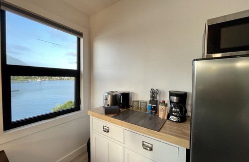 Ucluelet Hotel | Oceanfront Room with Hot Tub & Firepit