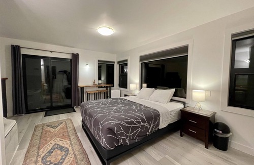Ucluelet Hotel | Oceanfront Room with Hot Tub & Firepit