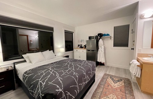 Ucluelet Hotel | Oceanfront Room with Hot Tub & Firepit