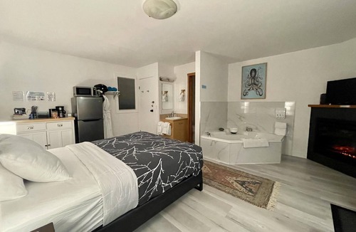 Ucluelet Hotel | Oceanfront Room with Hot Tub & Firepit